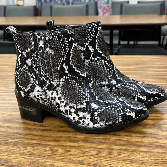 NWT Aqua College Womens KARLIE Boot Black White Leather Rubber Waterproof 7M - Picture 2 of 12